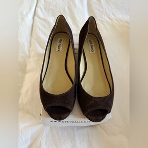 BROWN SUEDE PEEP TOE KITTEN WEDGE FLAT
